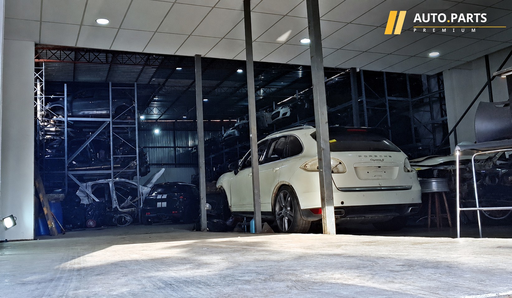 Área interna e estrutura da Auto Parts Premium